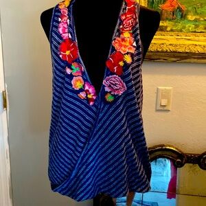 floral applica blue jersey style fabric outer edge in the back folds in front